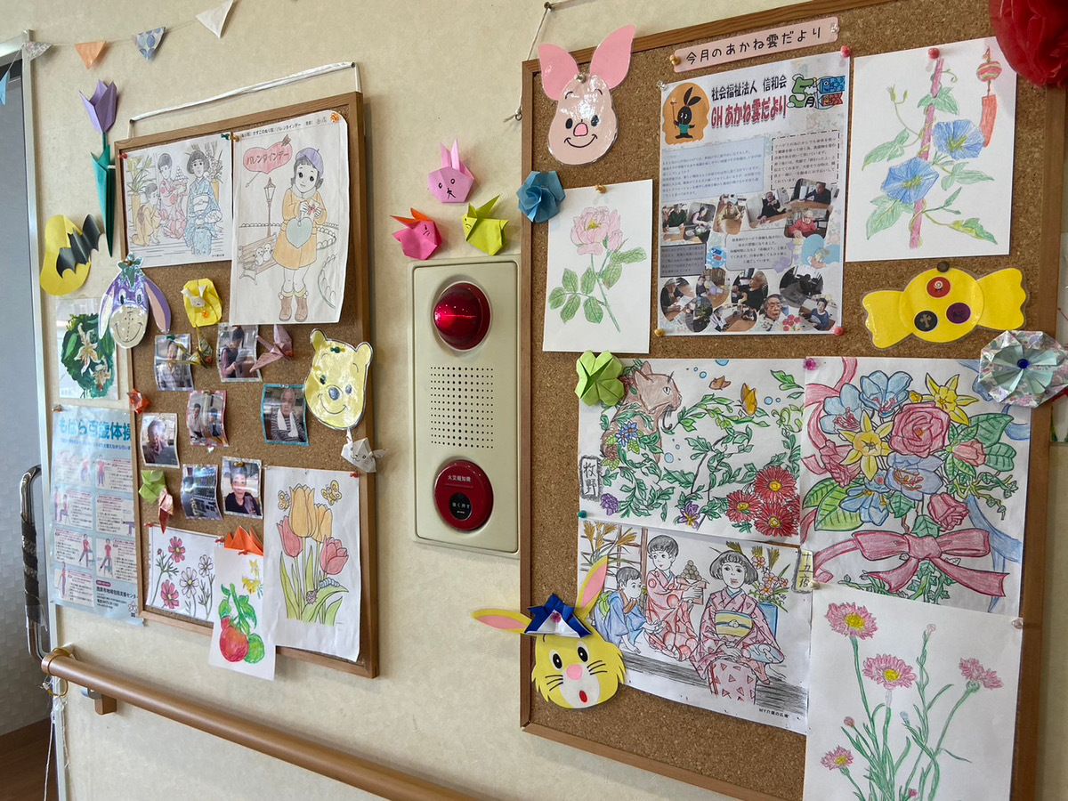 壁に飾られたぬりえなどの作品