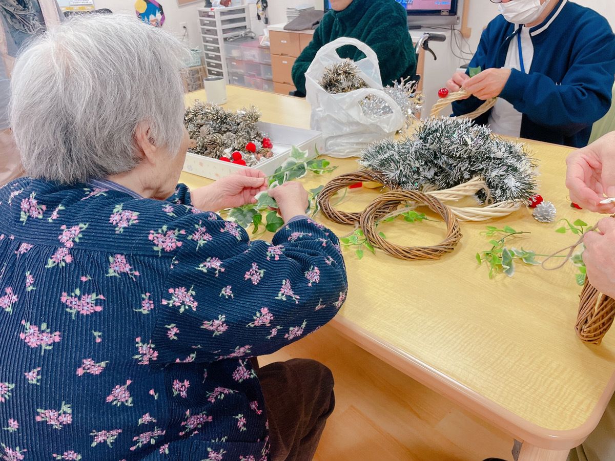 クリスマスの飾りを作るイベントの様子