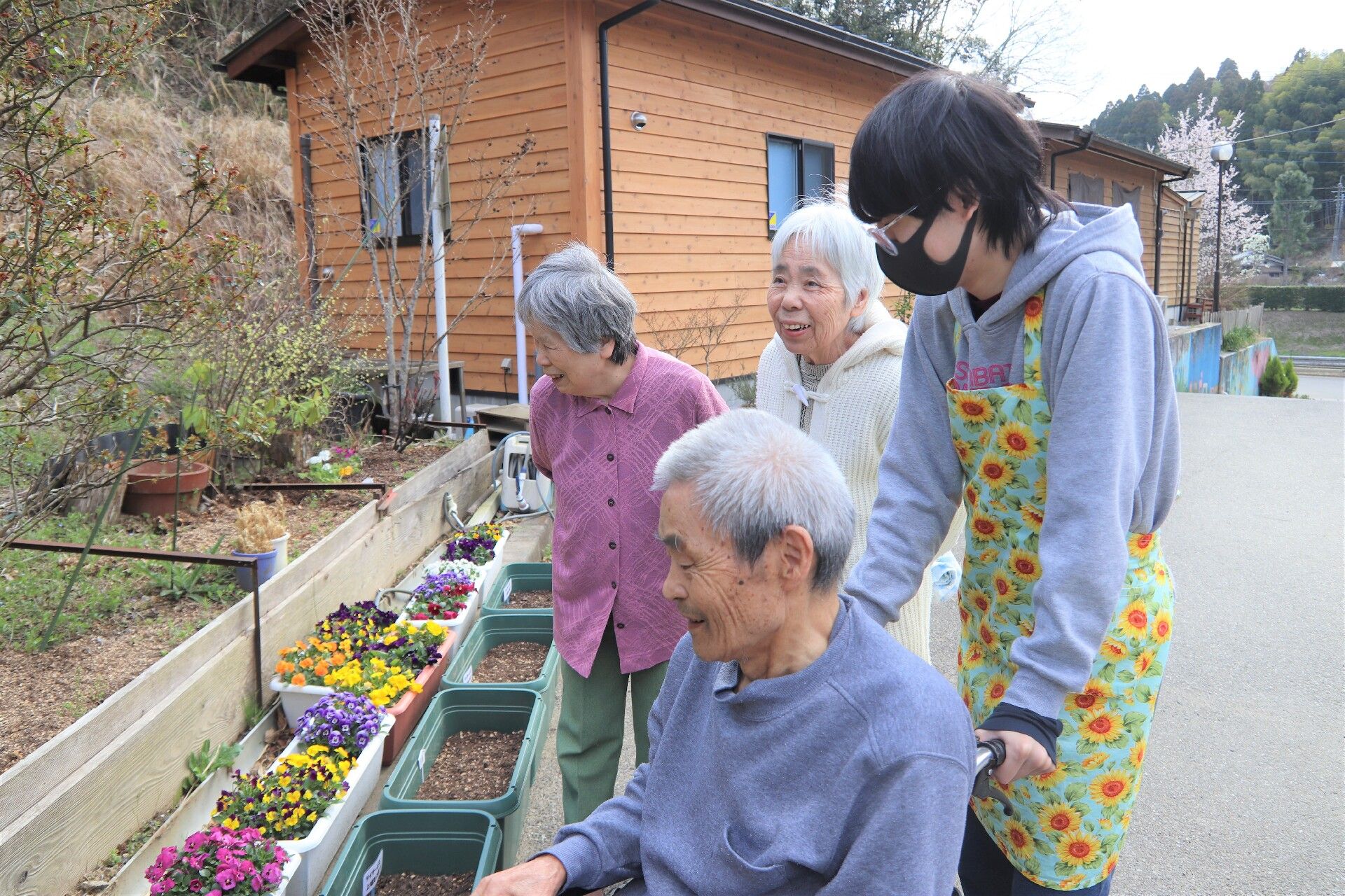 花が咲くプランターが並べられた屋外スペース