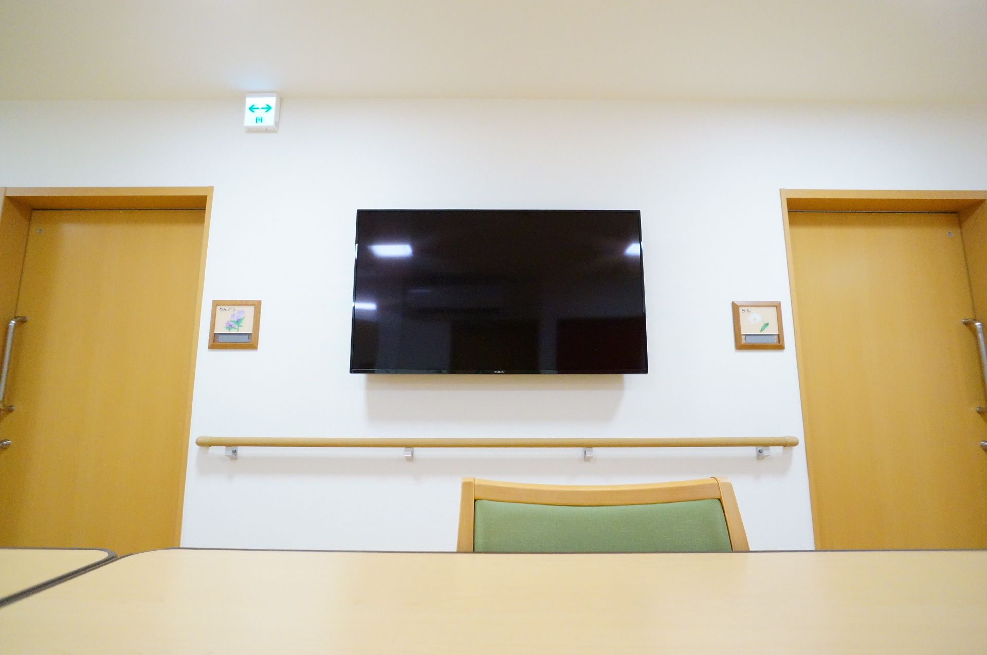 壁にテレビが設置された共有スペース