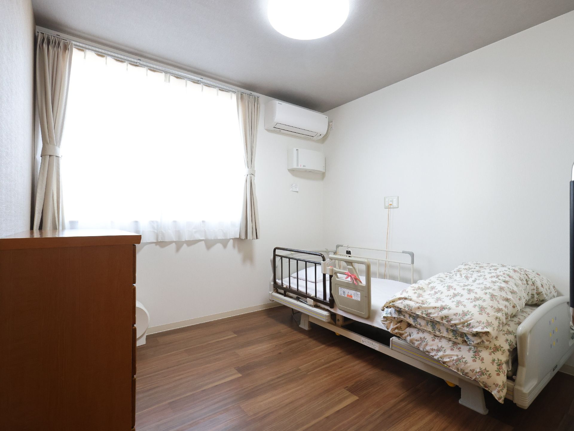 面積の広い、介護ベッドが設置されている居室