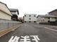 静かな住宅街の交差点