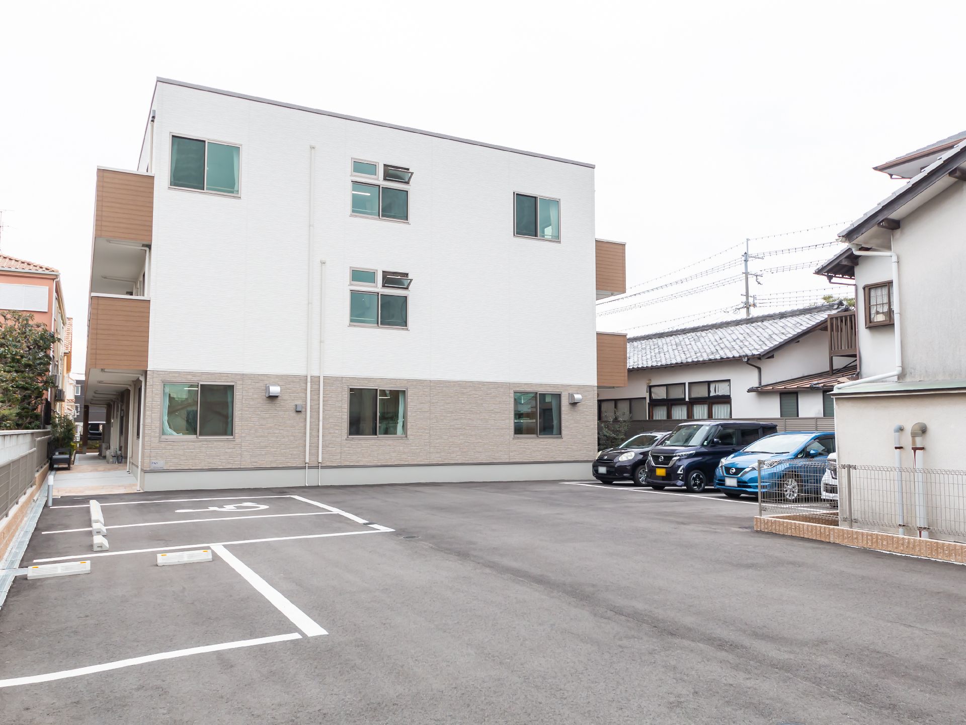 駐車場を完備した施設外観