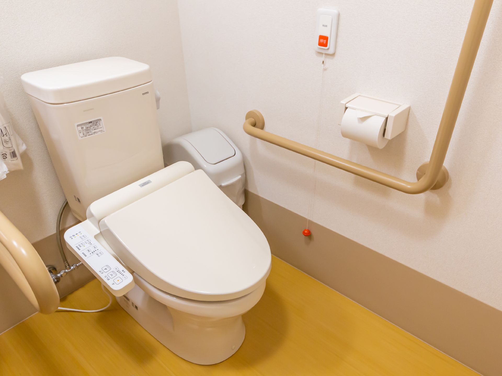 手すりを完備したトイレ