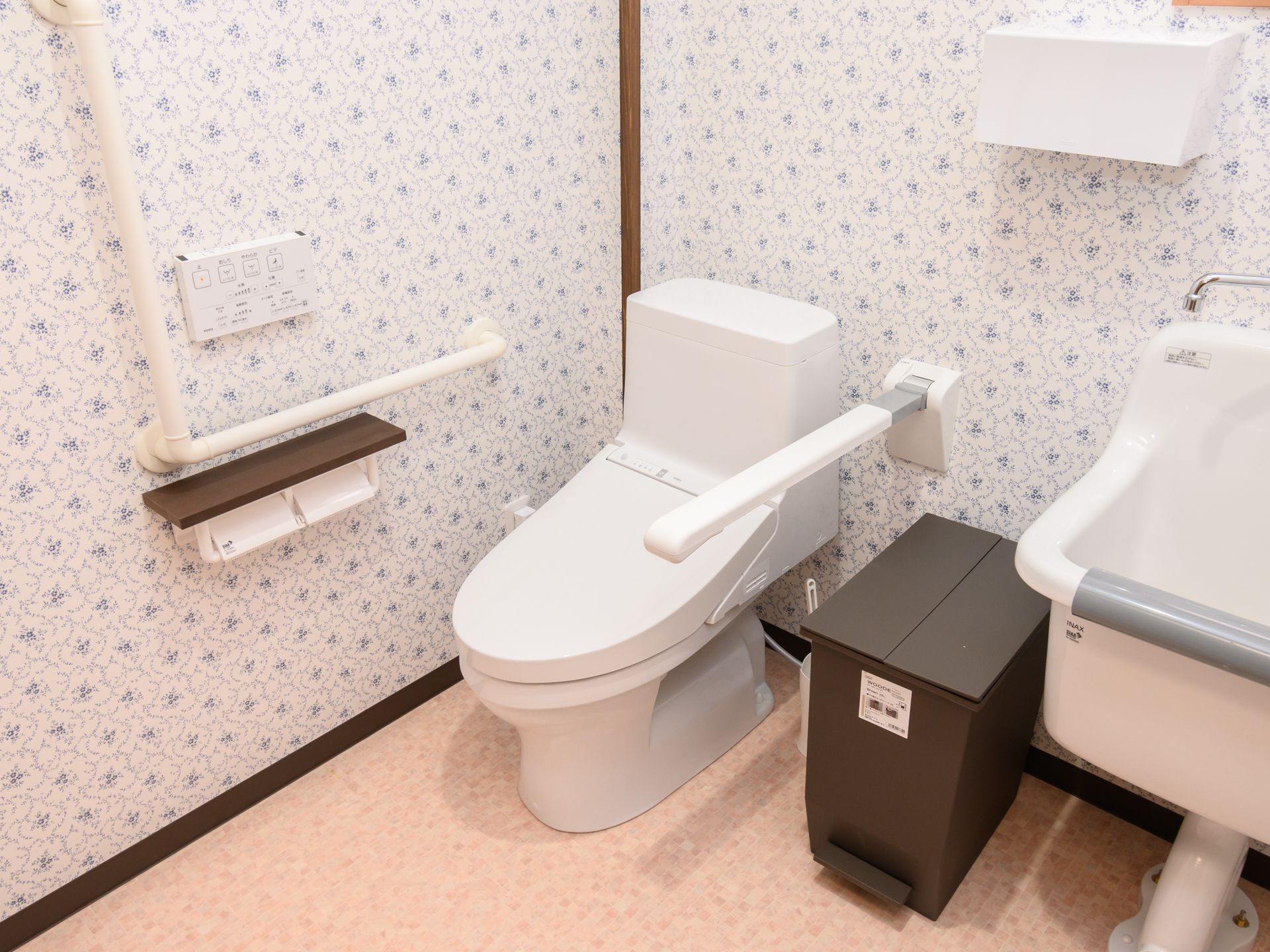 手すりが取り付けられているトイレ