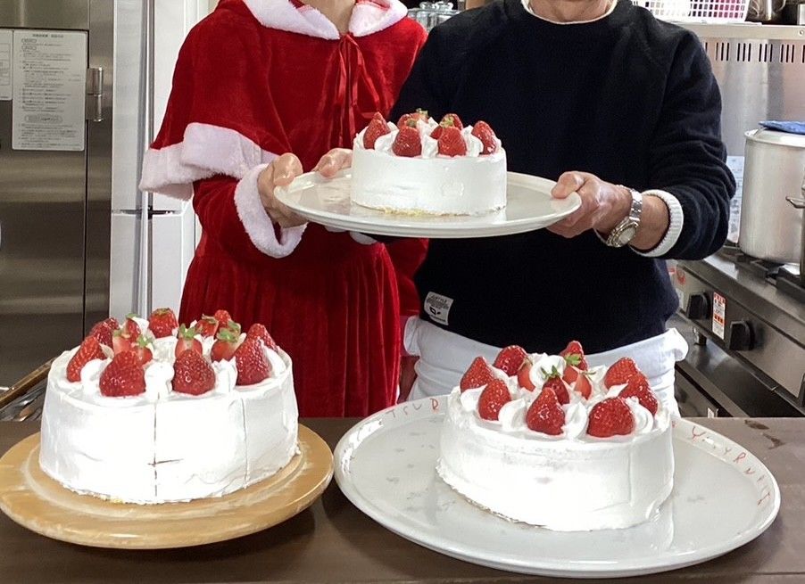 ケーキを持つ二人の様子