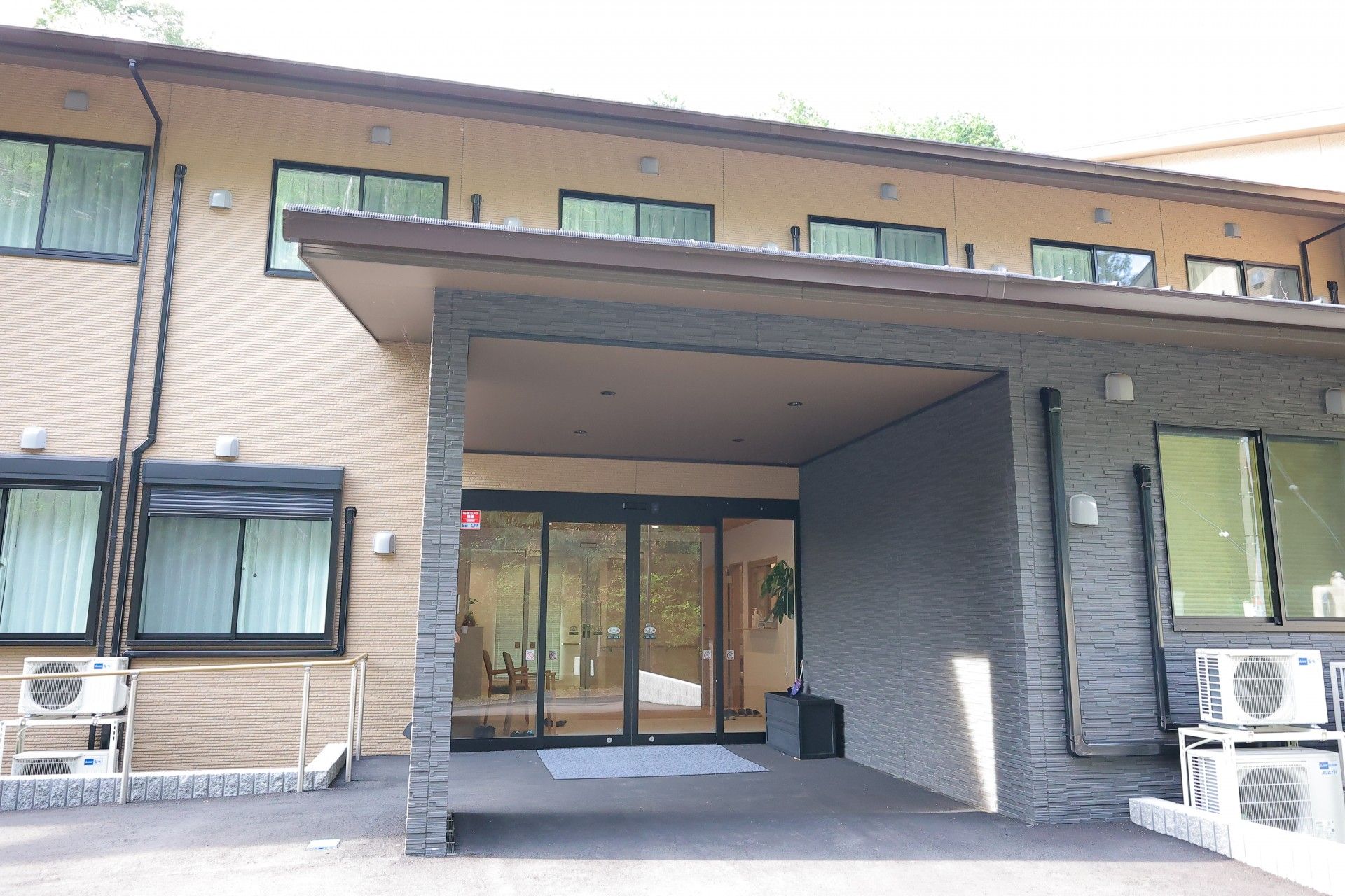 広い屋根のある出入り口