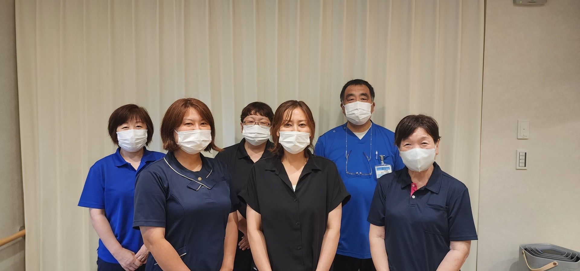 暖簾のかかった出入り口の両サイドには車いす対応の洗面所がずらりと並んでいる。