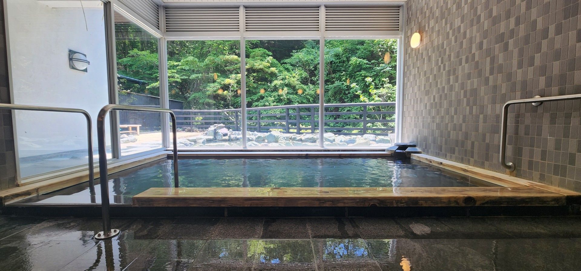 明るい浴室の一角