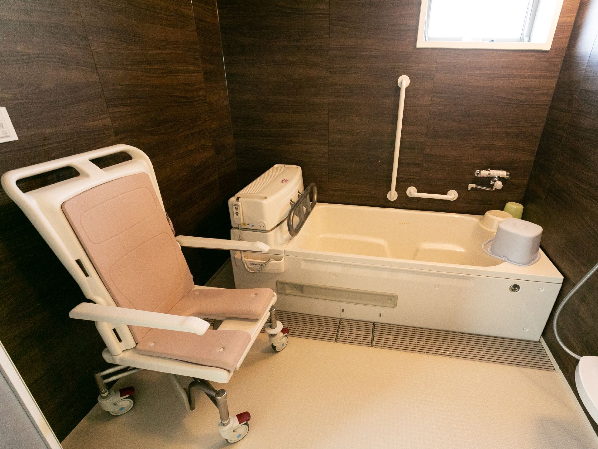 介護用の機器が設置された浴室