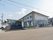2階建てでツートーンカラーの建物と駐車場