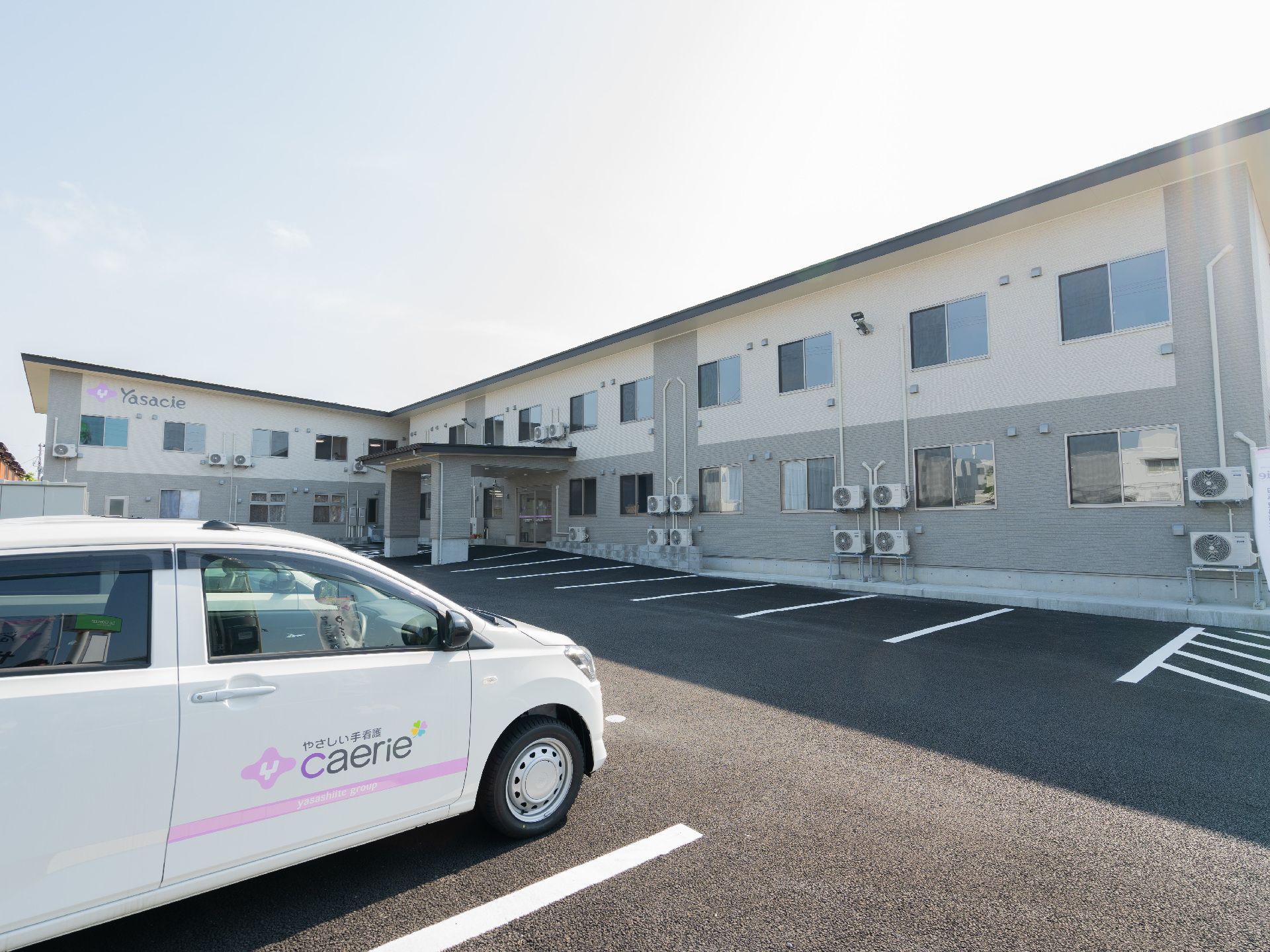 2階建てのサービス付き高齢者向け住宅の外観