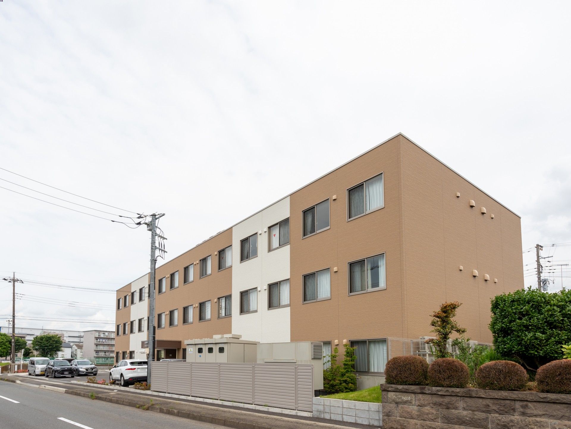 落ち着いた色合いの建物外観