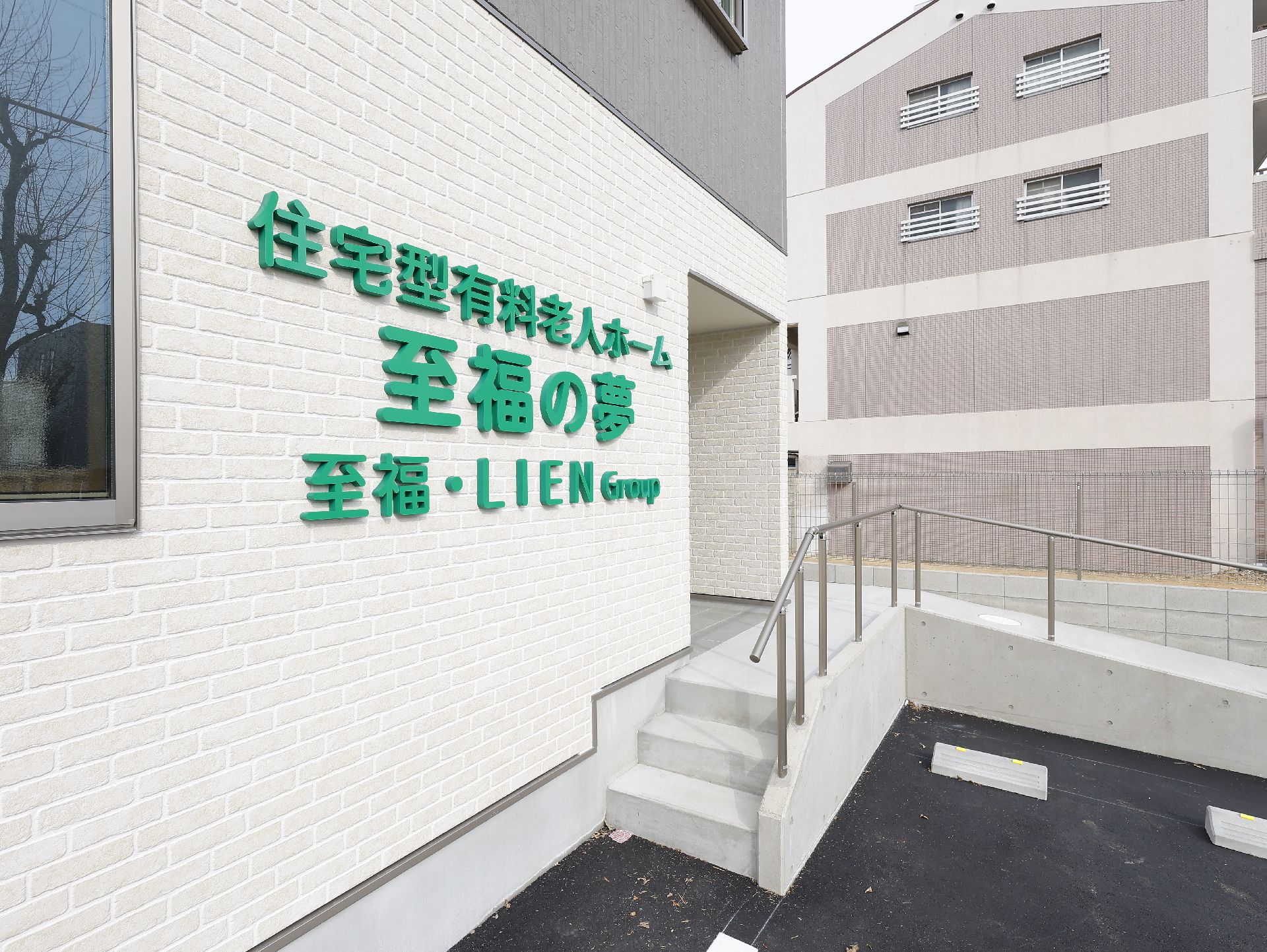 駐車場が目の前にあるエントランス