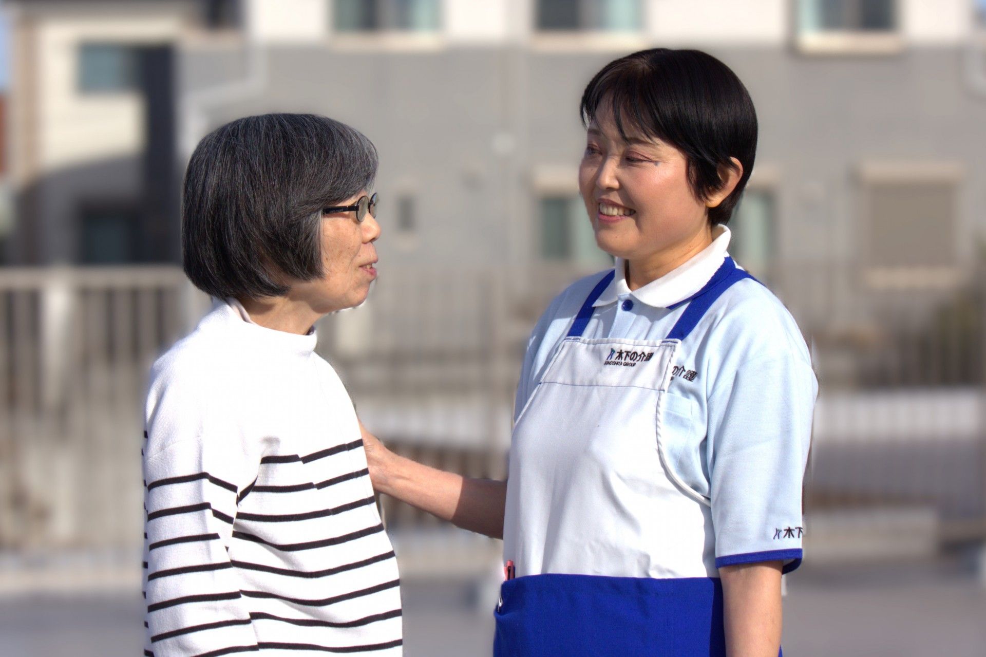 笑顔で会話する二人の女性