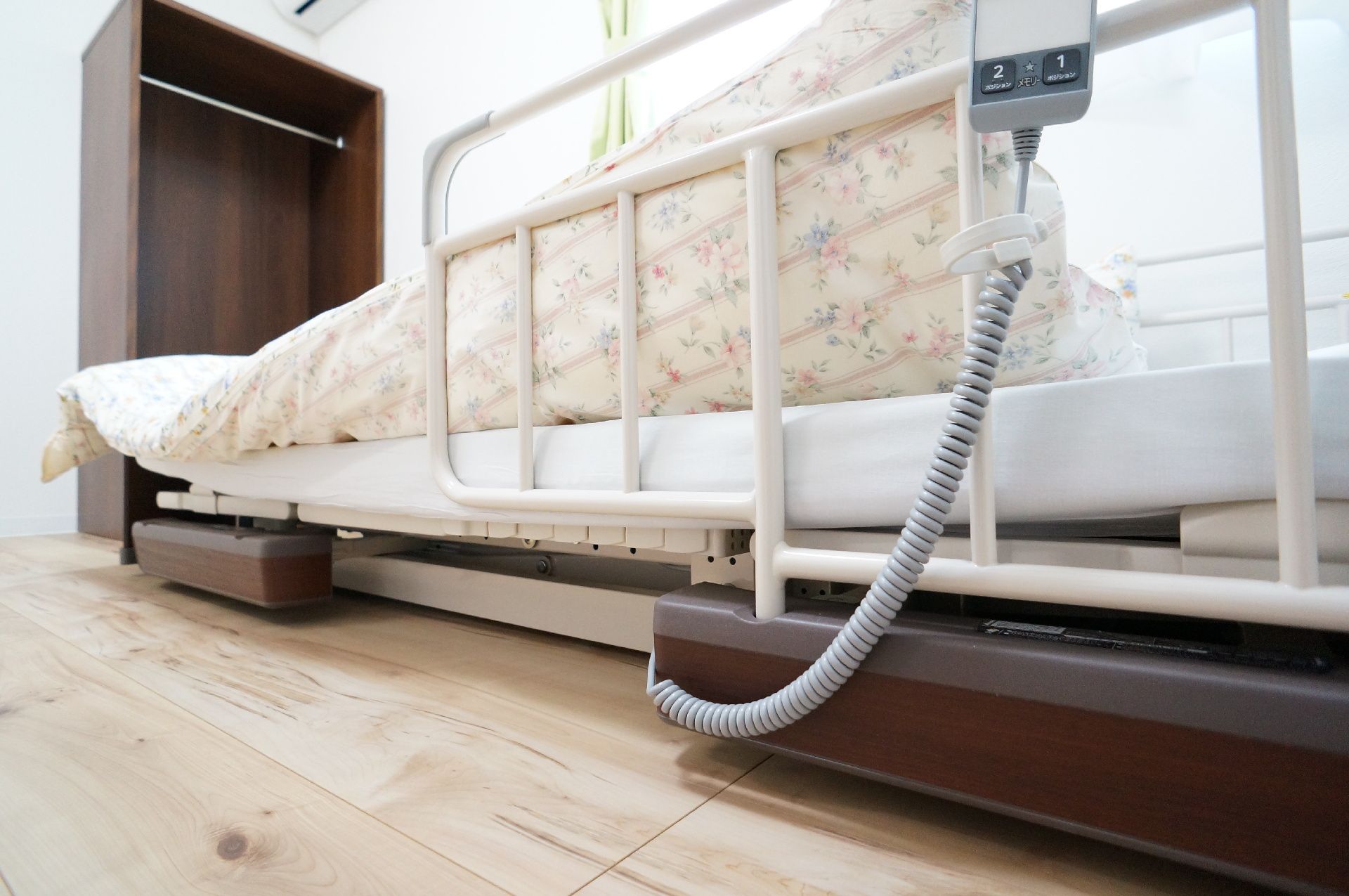 介護用ベッドが設置された居室
