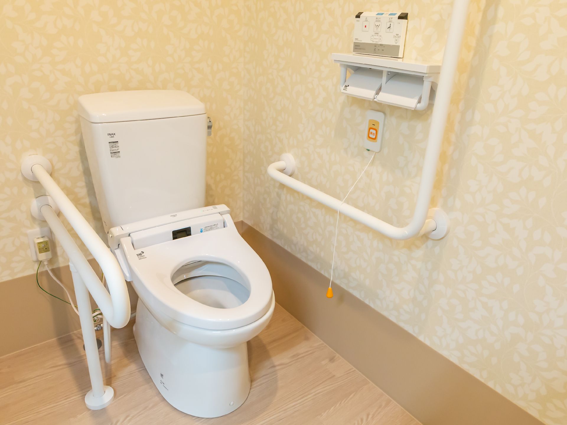 Ｌ字型手すりが設置されたトイレ