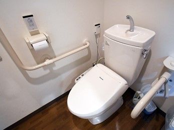 手すりが設置されているトイレ