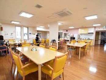 明るくて開放的な食堂