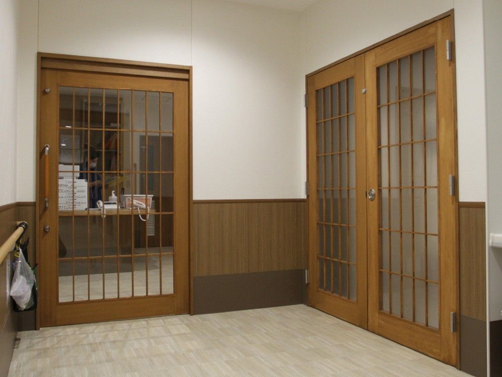 木製の引き戸の廊下