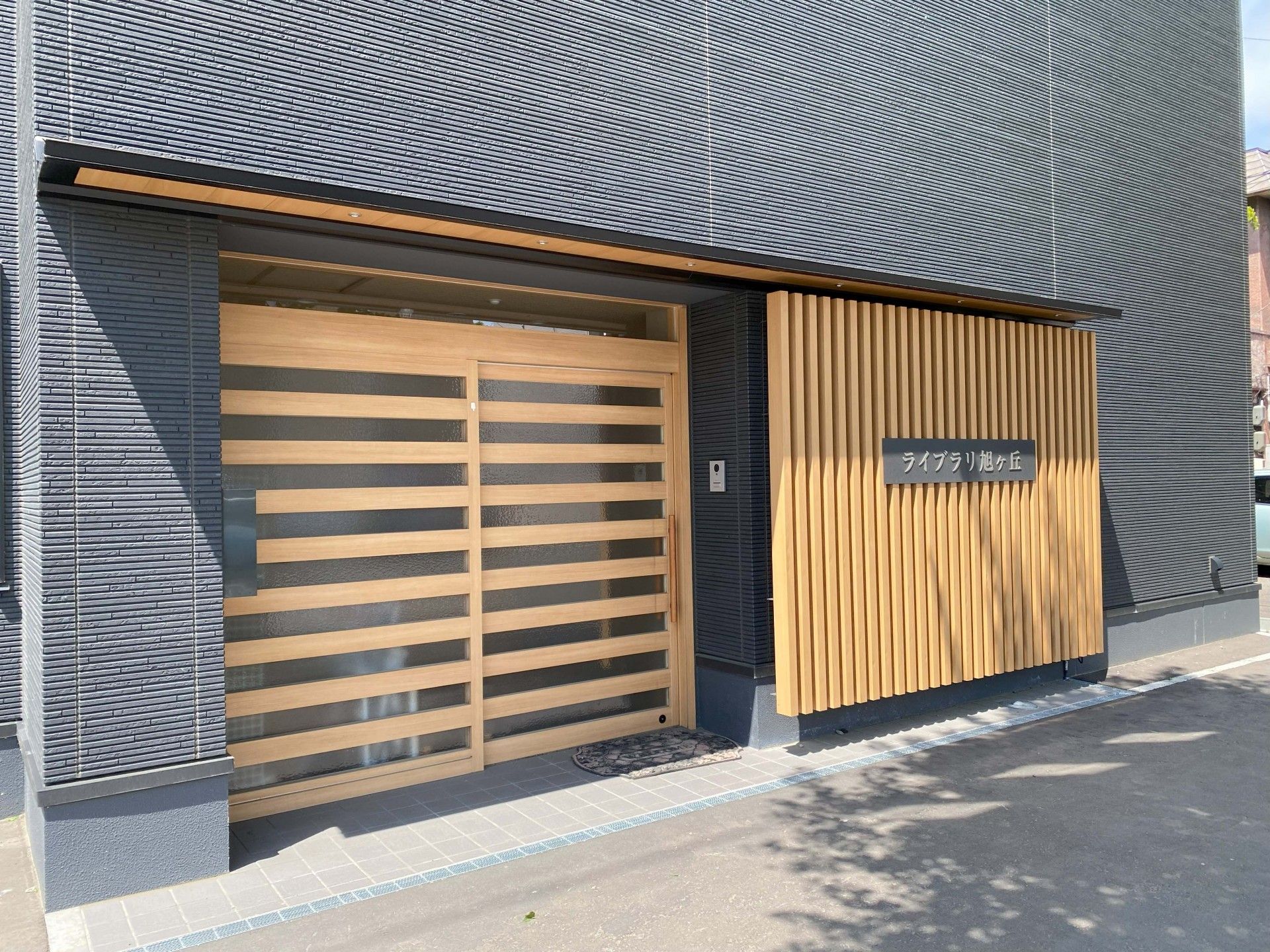 施設のモダンな入口