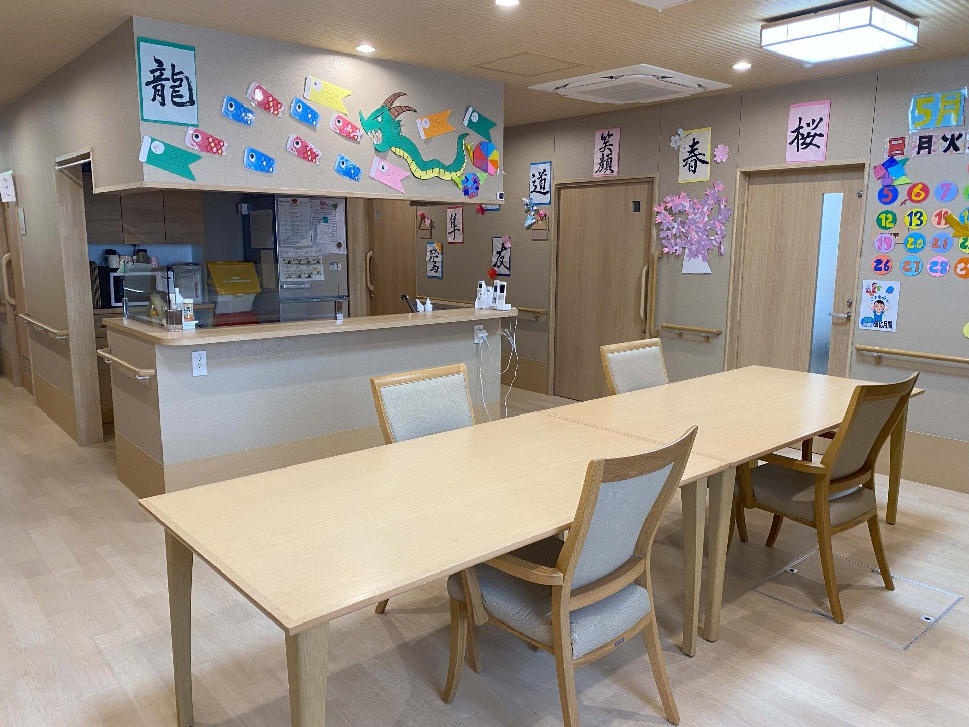 車椅子の入居者様と笑顔で話すスタッフ
