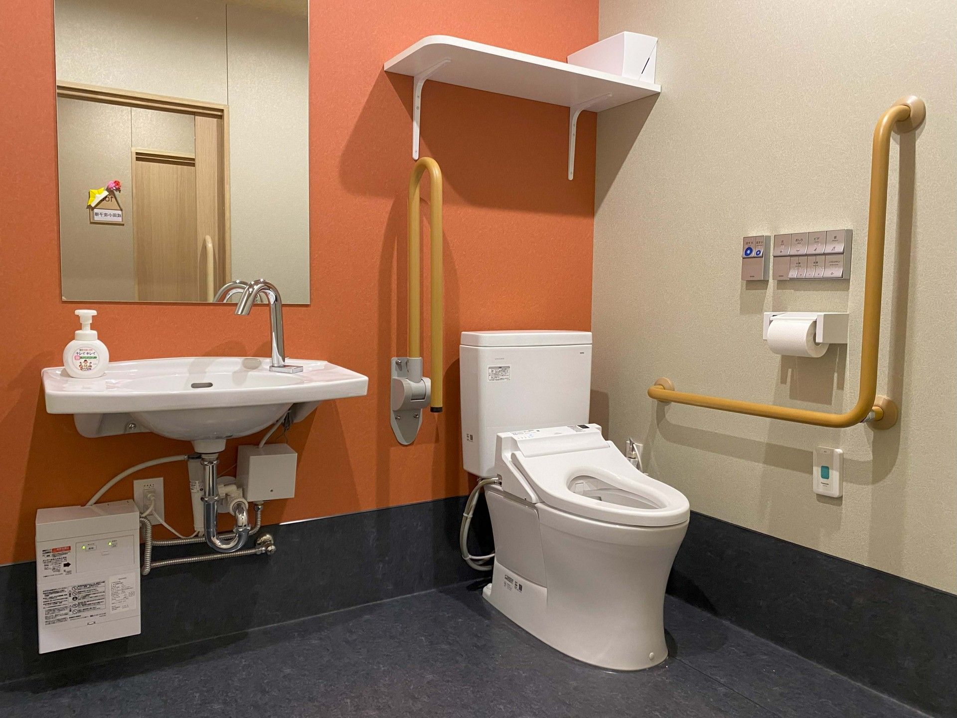 バリアフリーのトイレ空間