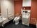 広いトイレには手すりや背もたれが付き、オストメイト対応の仕様となっていて、壁には呼び出しボタンもある。
