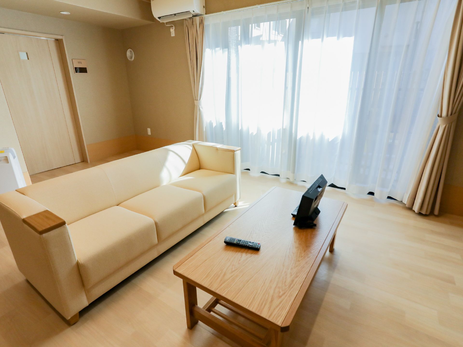 テーブルを挟んでソファーが設置されている部屋