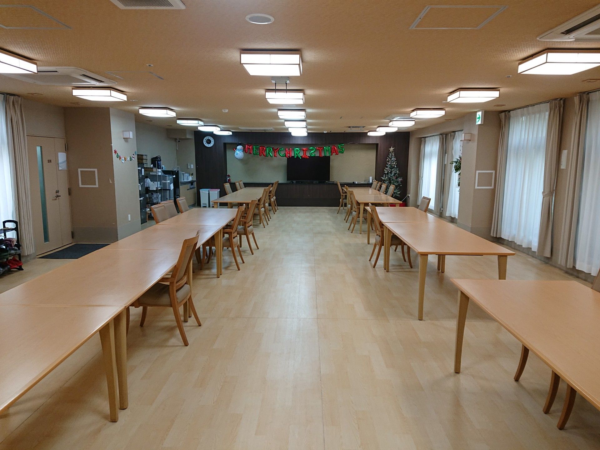 暖かい雰囲気の食堂