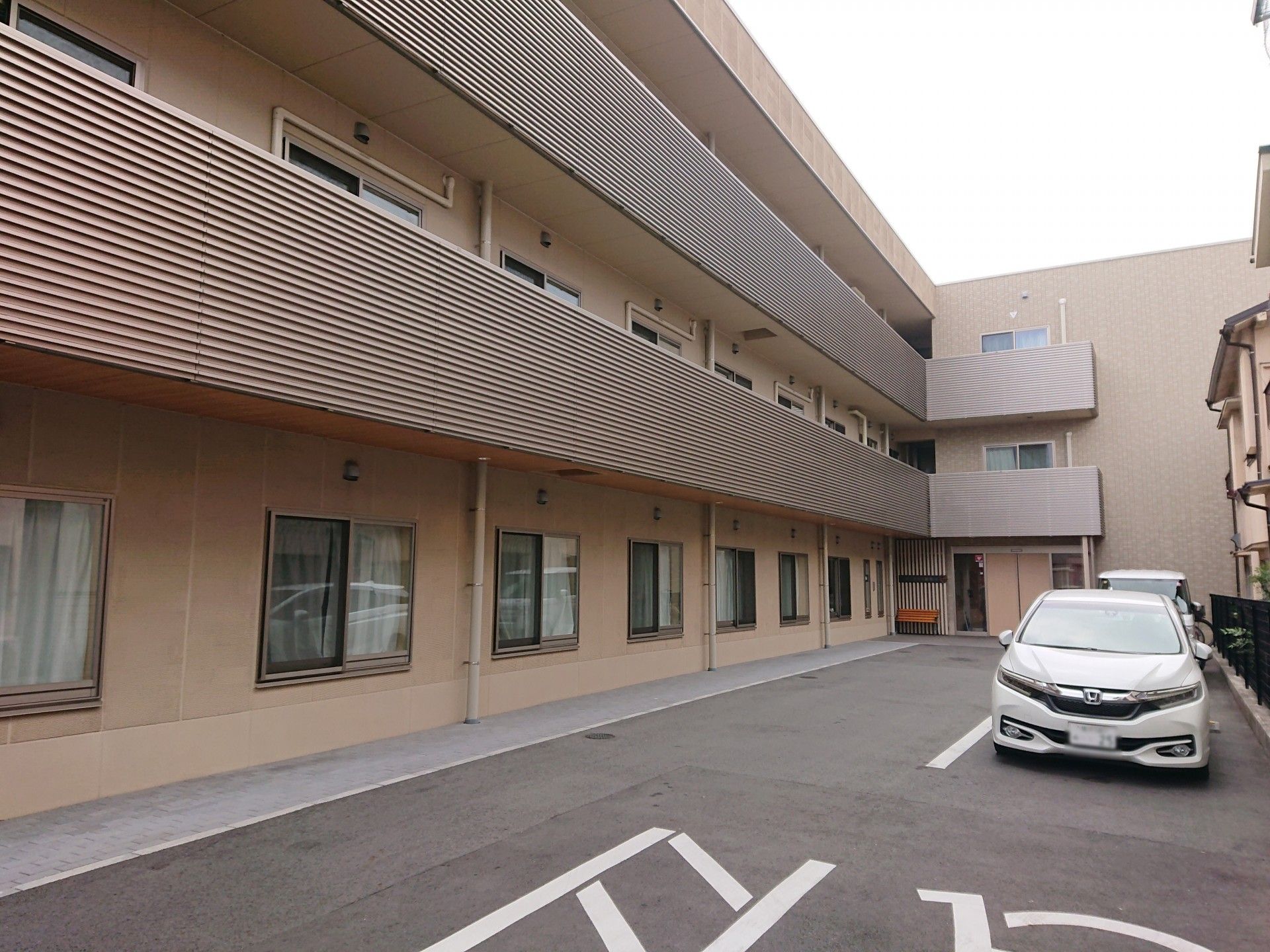 快適な居室が並ぶ外観