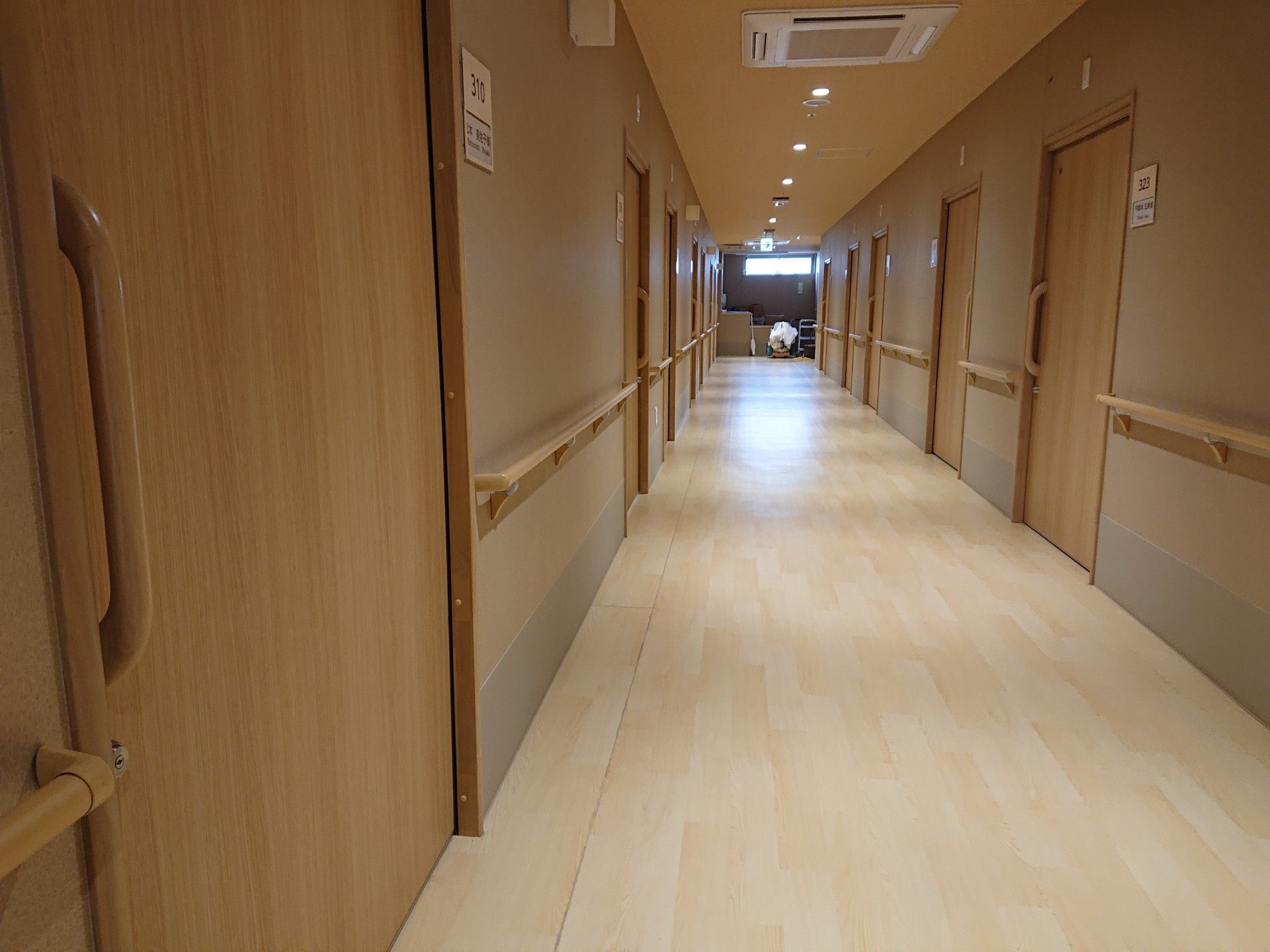 暖かみのある居室廊下