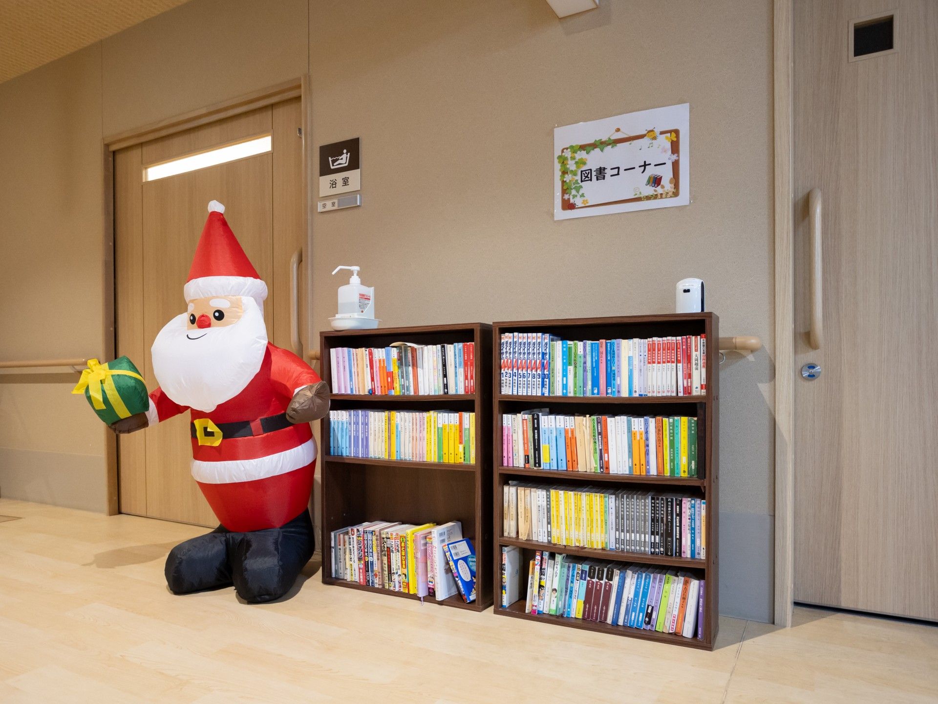 図書コーナーのクリスマス装飾