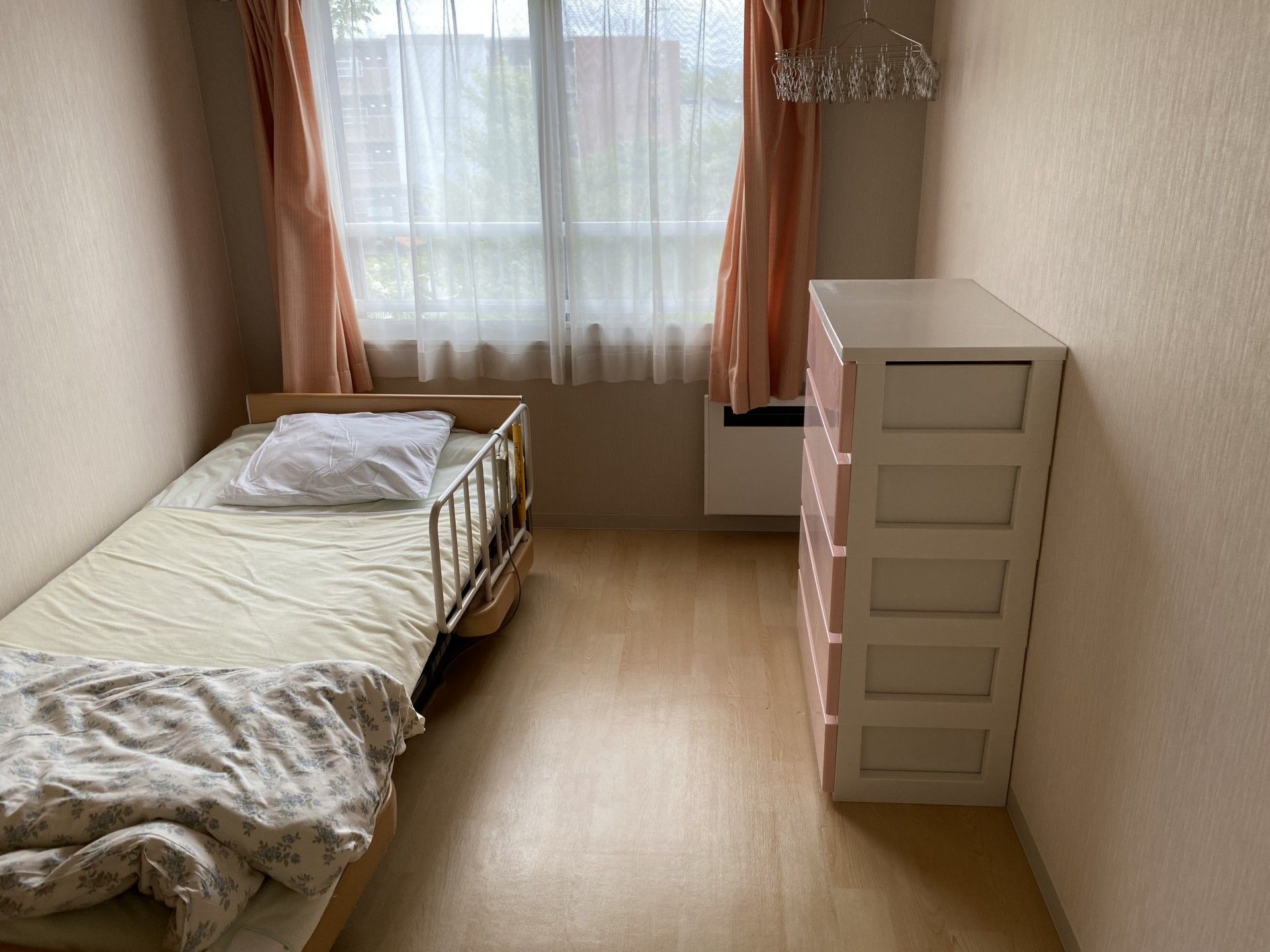 お部屋には、介護ベッド、空調設備が完備されております。