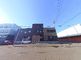 広々とした街角風景