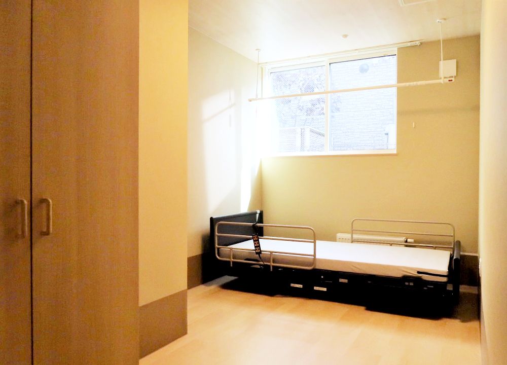 お部屋には介護ベッド、クローゼット、洗濯干しが設置されている。
