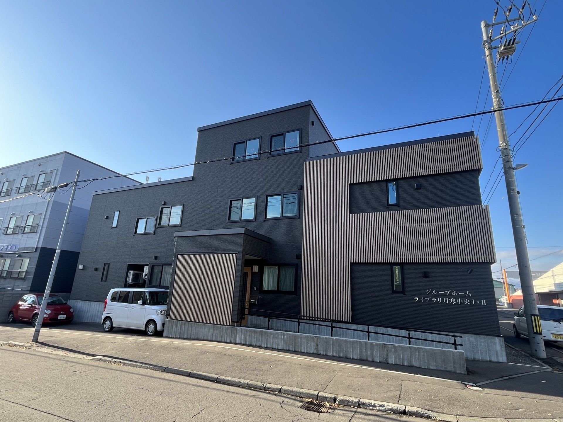 モダンなデザインの建物外観