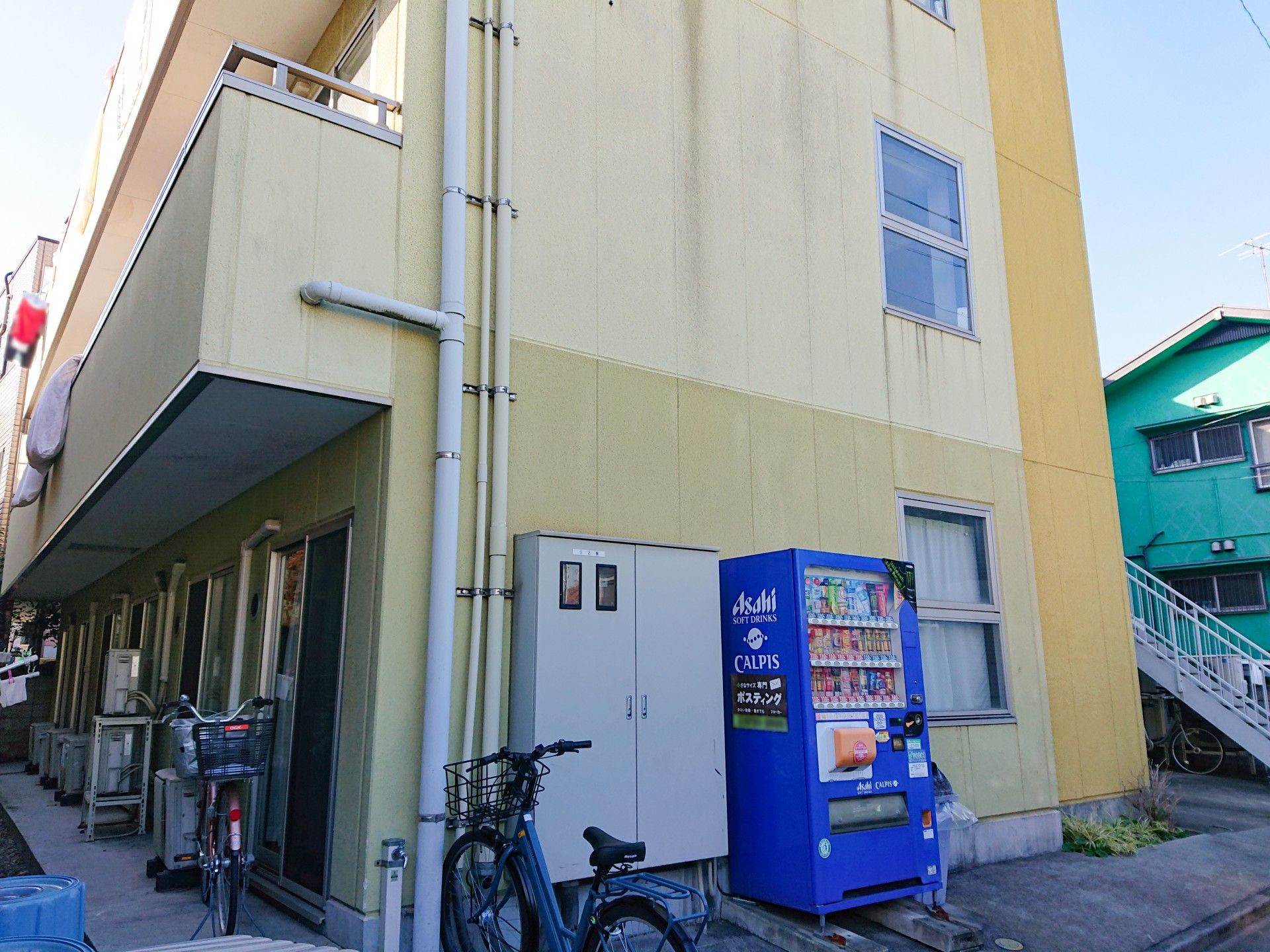 黄色い建物の外観