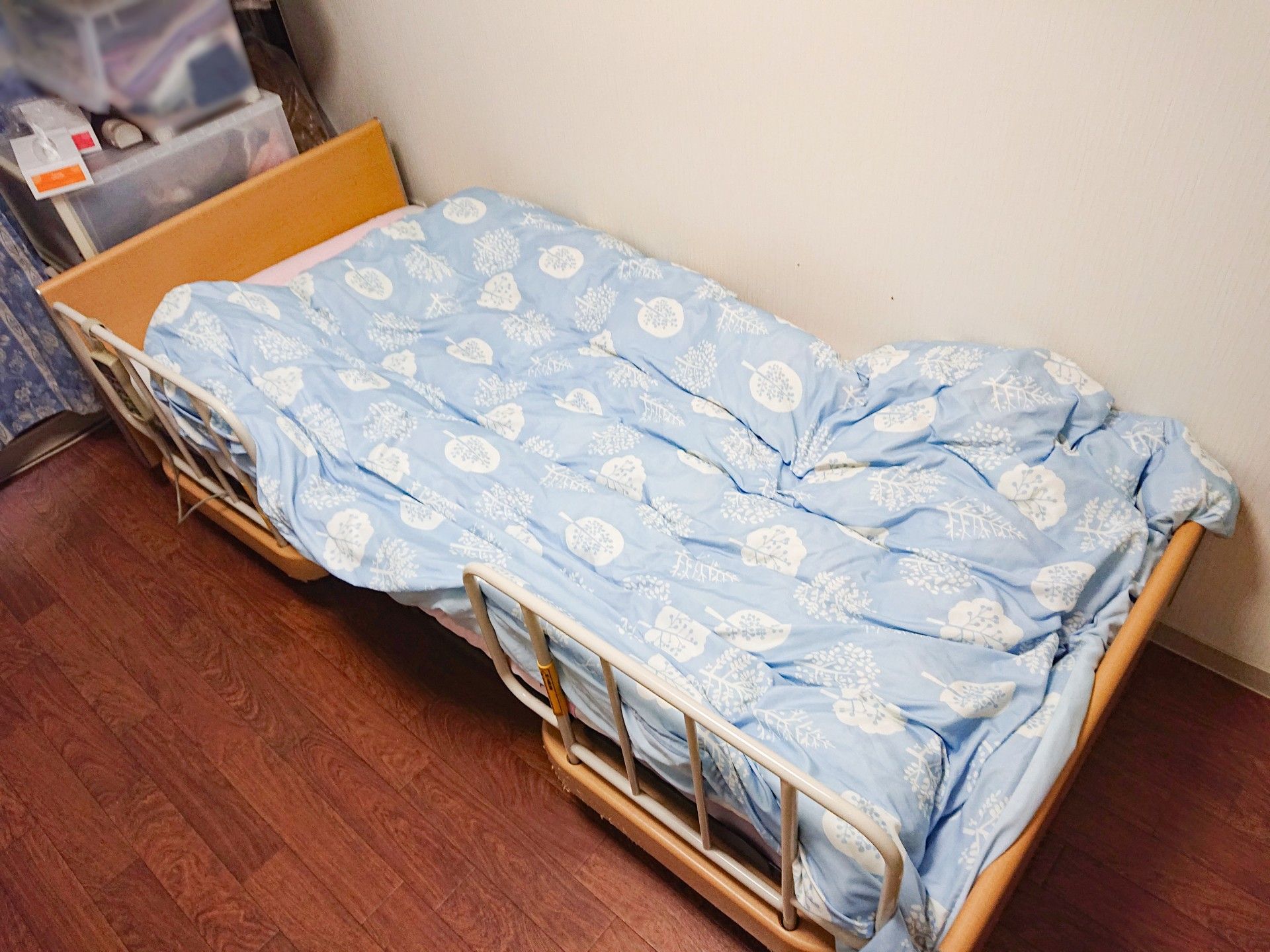 居室のベッドと寝具