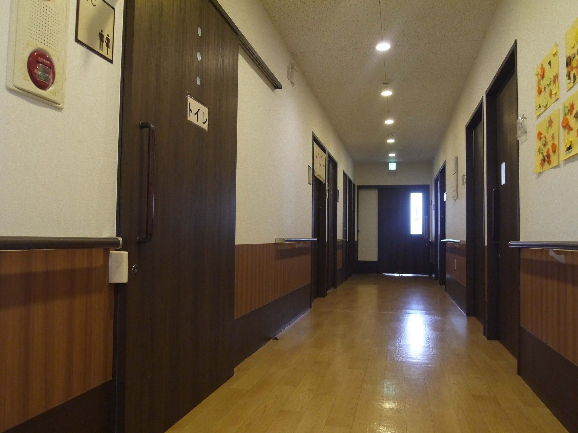 清潔な廊下と部屋の入口