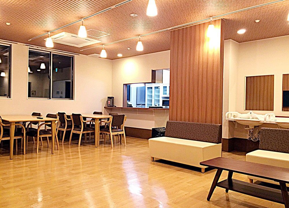 広いスペースにテーブル、イス、ソファ、洗面台が設置されている。