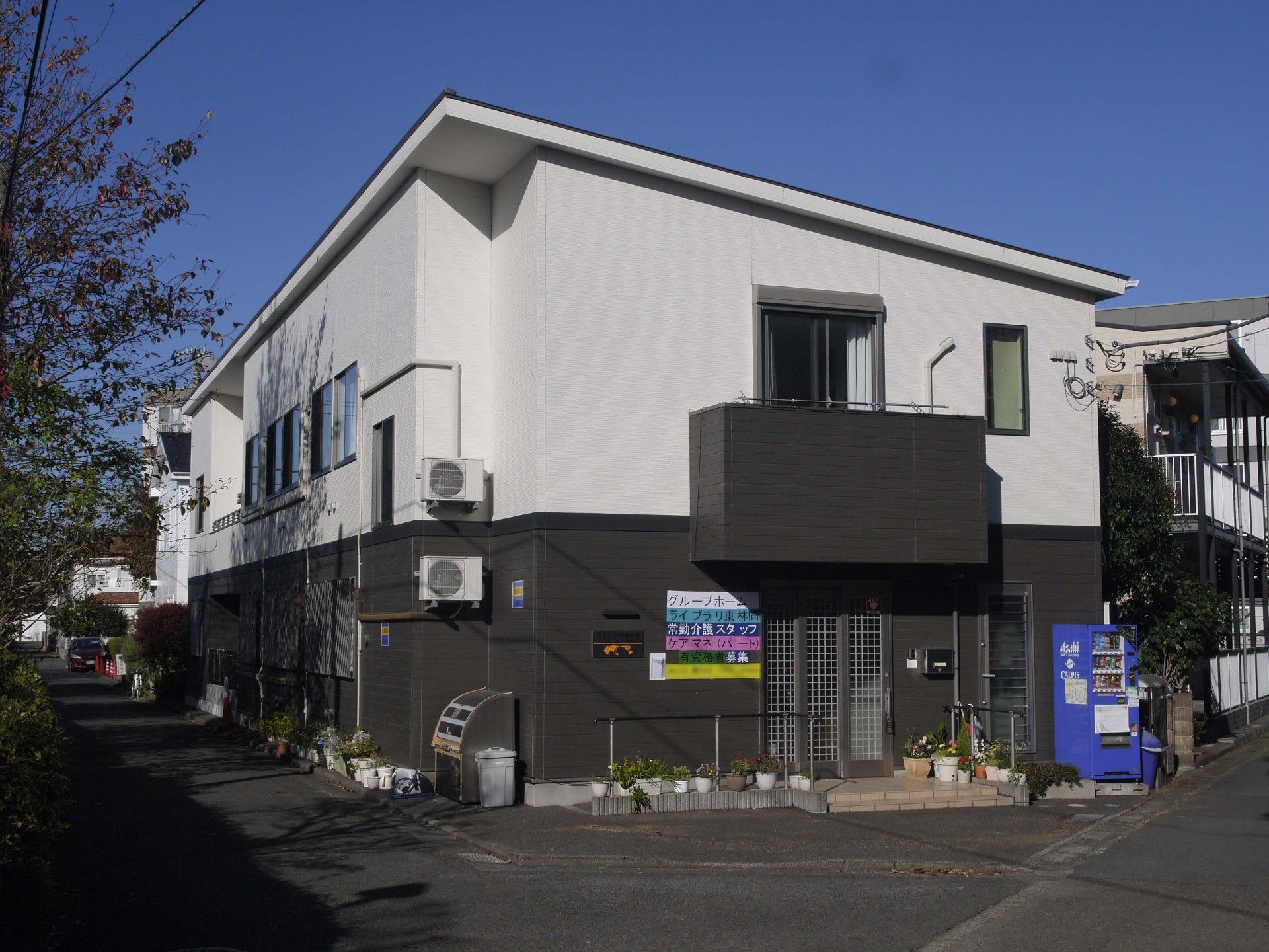 清潔感のあるモダンな建物