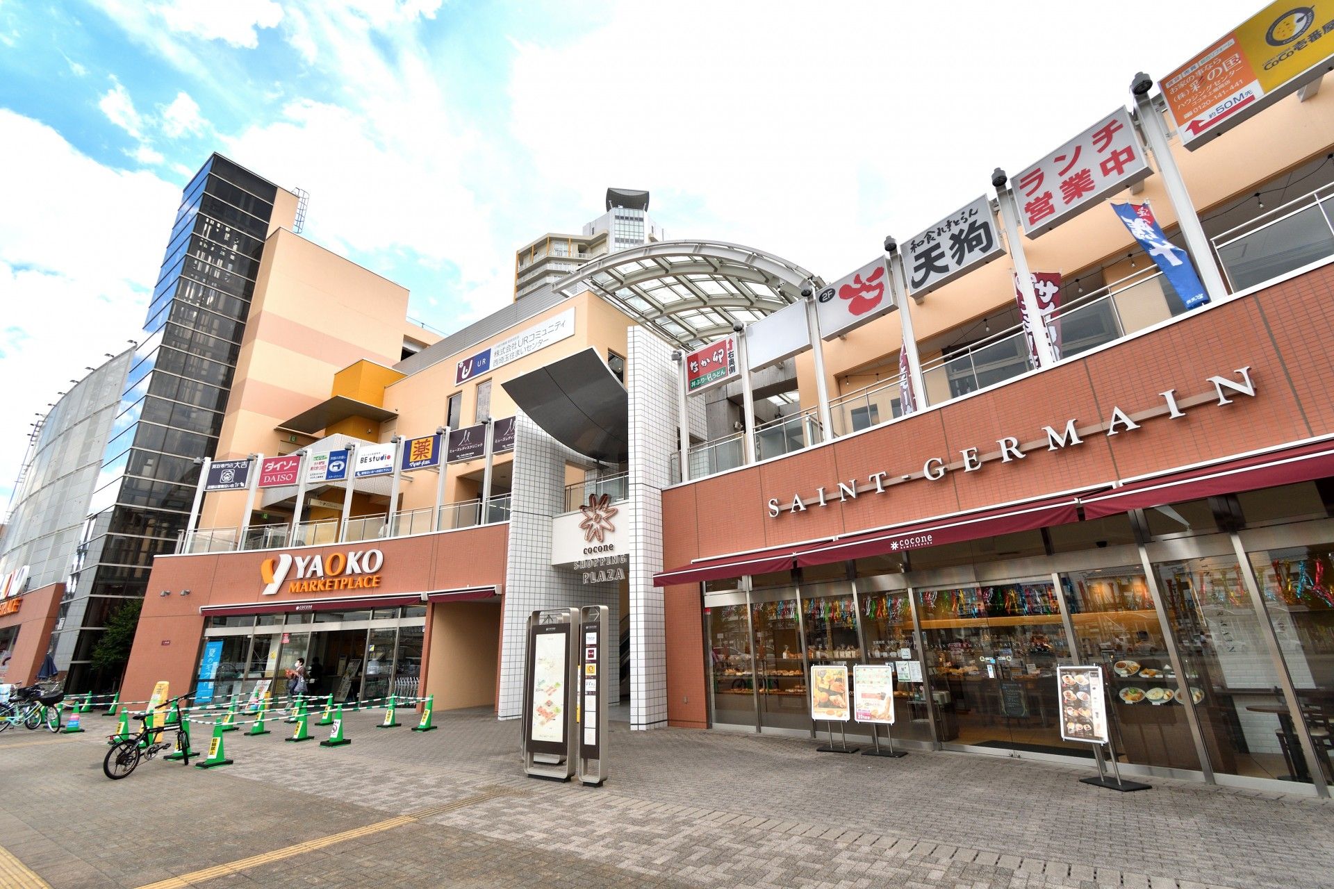 多機能な建物のエントランス