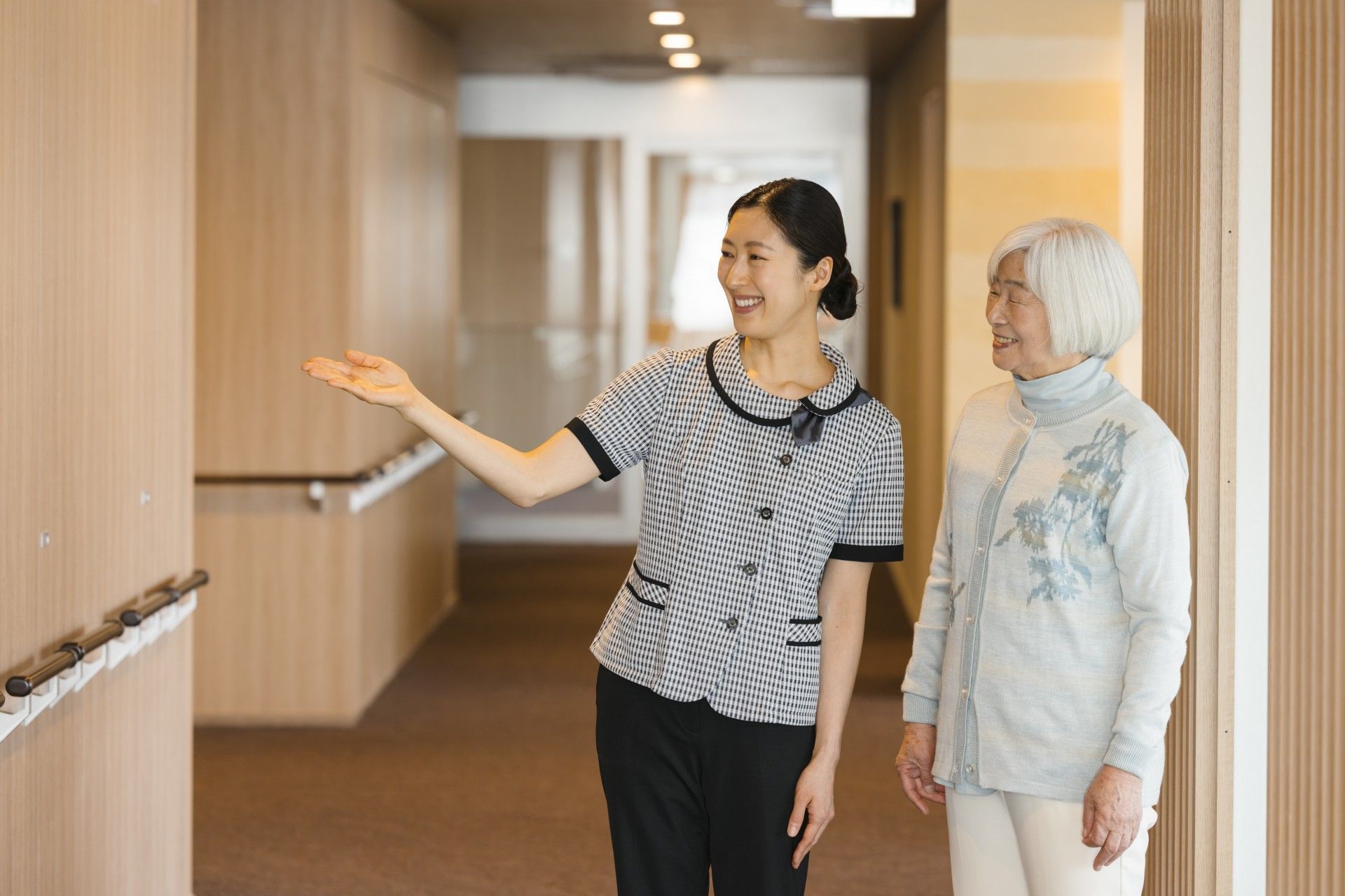 通路幅のあるガラス張りの自動ドアの横に、もう一つ小さな扉が設置されている。外壁に丸い看板と四角い表札が取り付けられている。