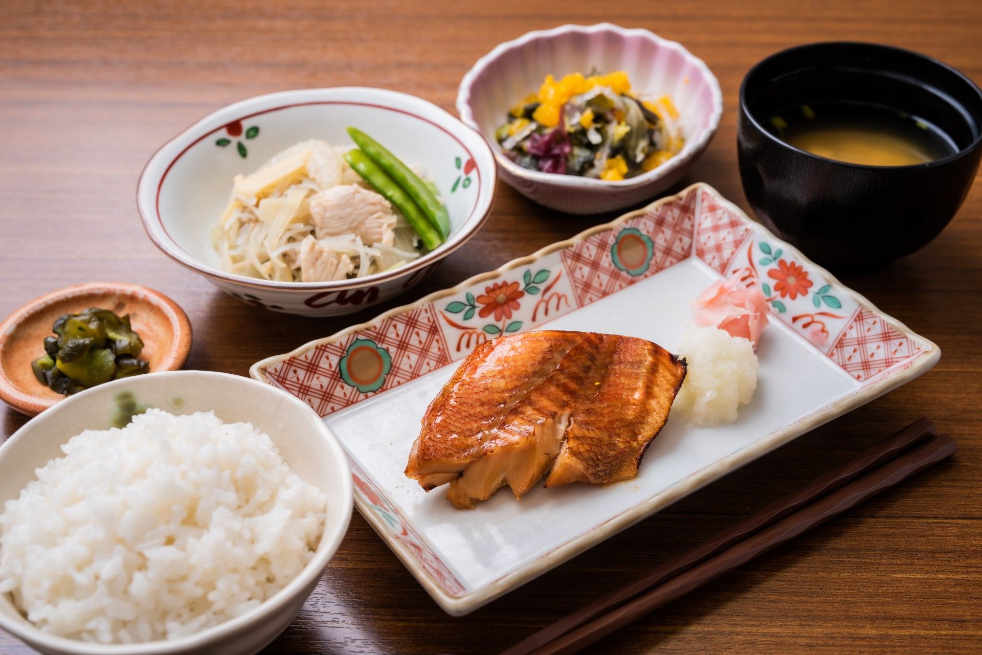 和食の食事セット