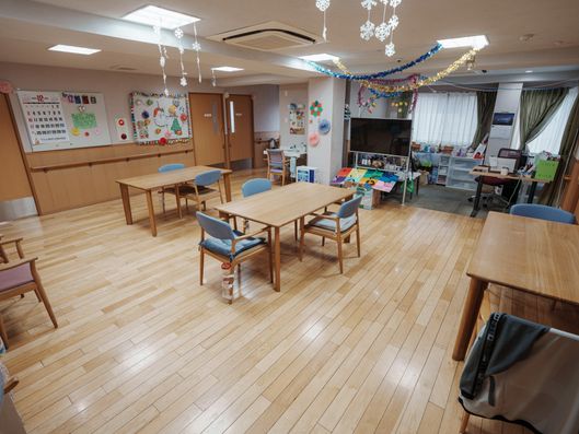 広々共有スペースの介護職
