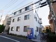 白い壁の清潔感ある外観