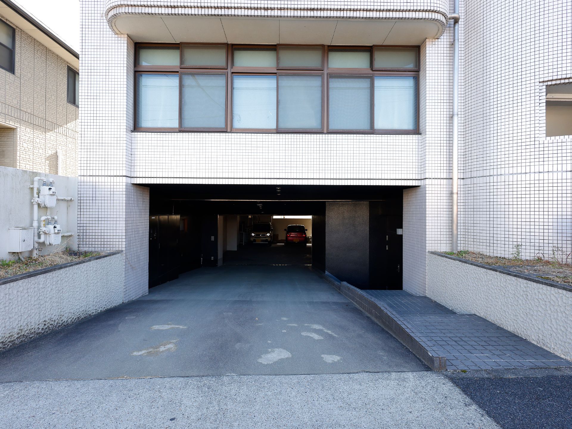 駐車場付きの建物