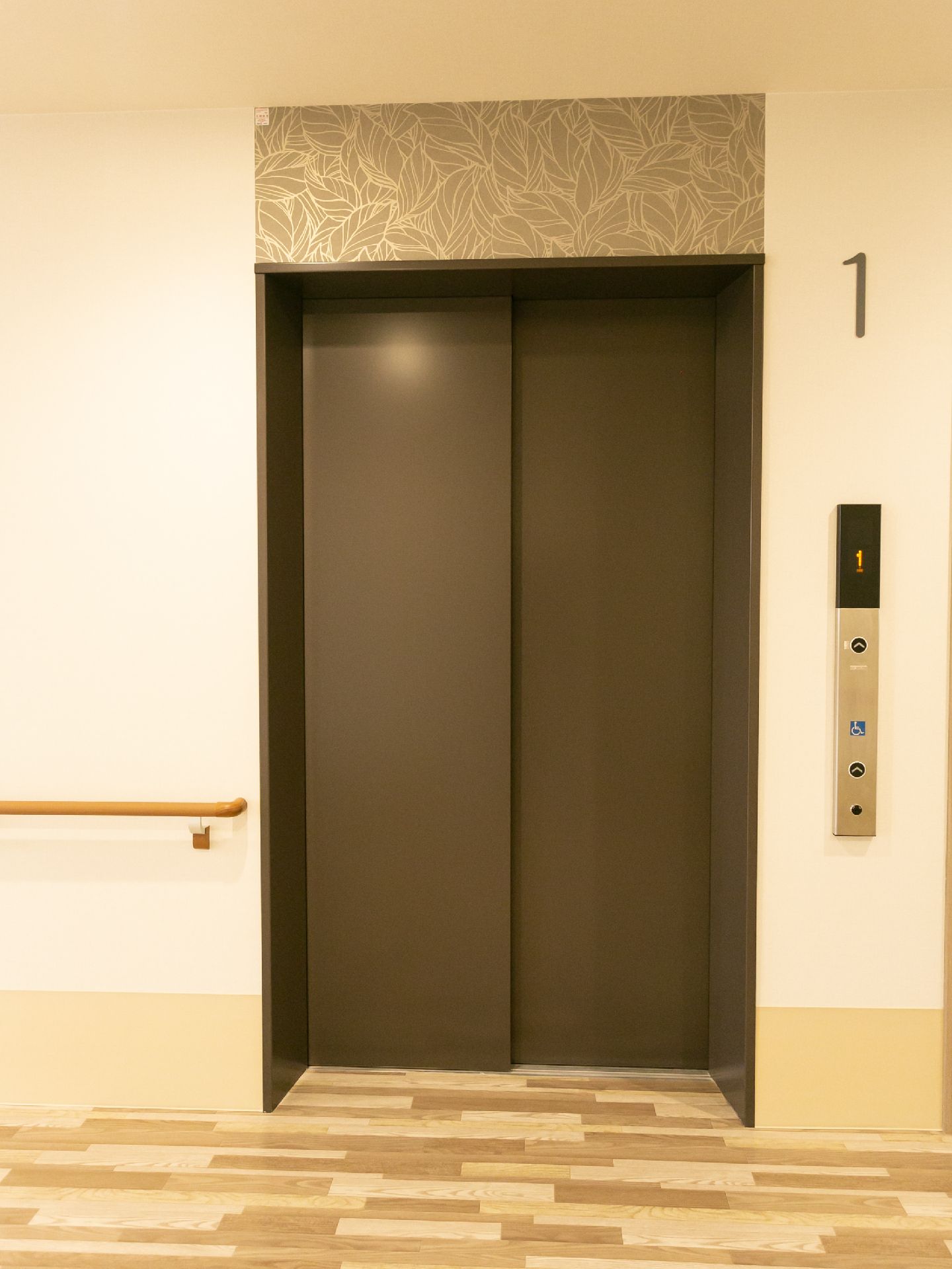 廊下に設置されたエレベーター