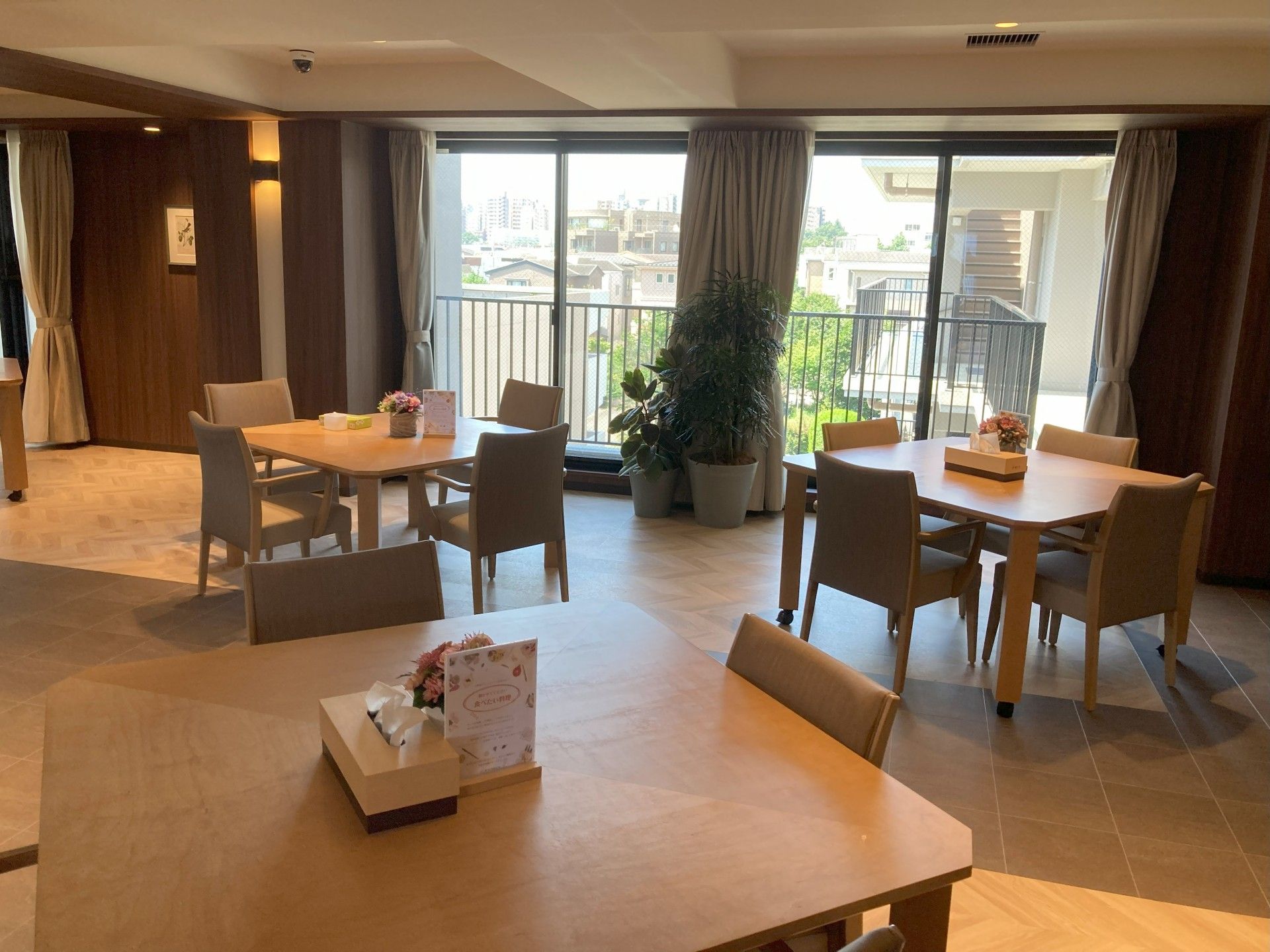 食堂には寿司職人が3名並んで寿司を握っている即席のカウンターがあり、入居者はテーブルについている。